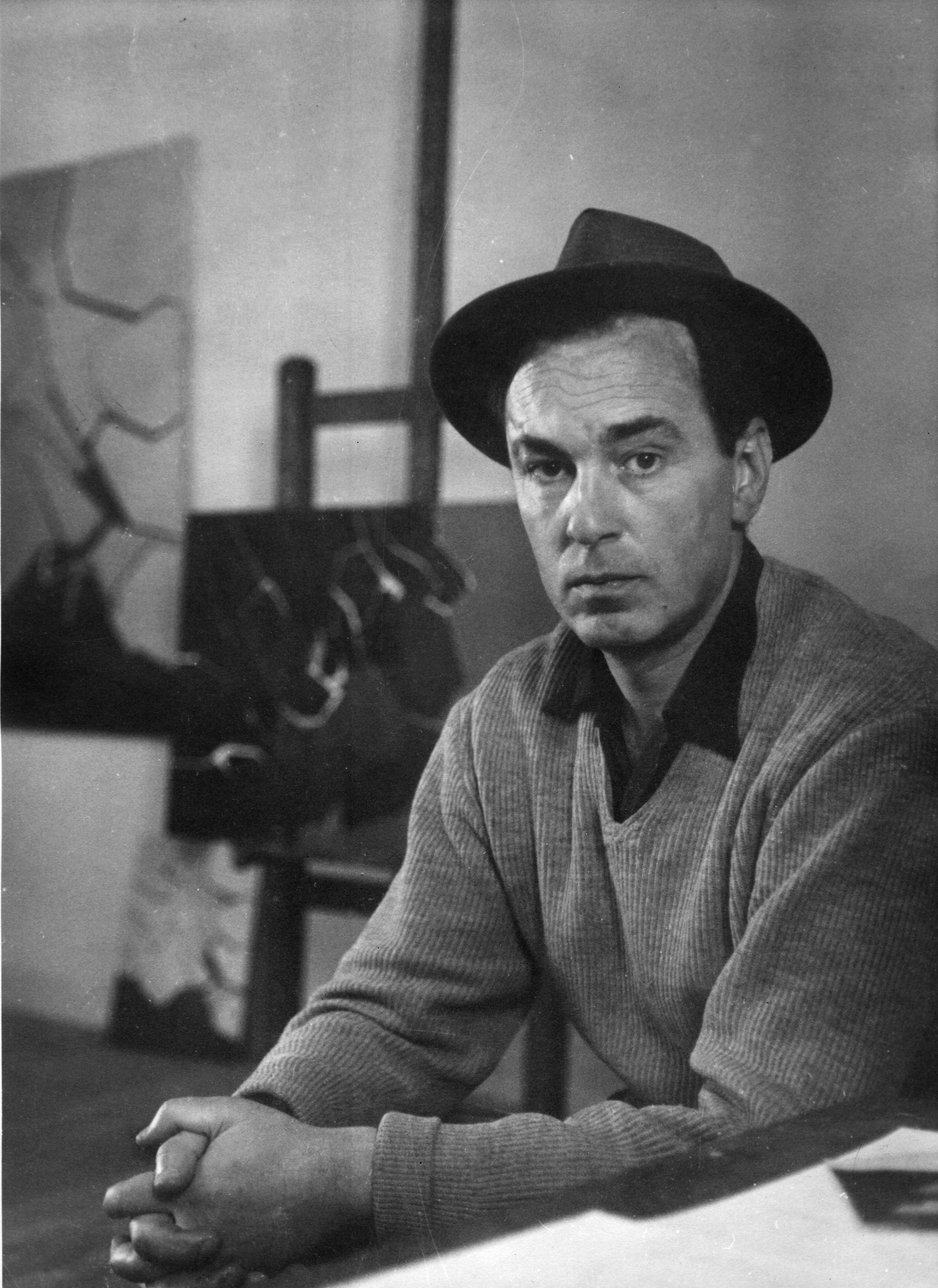 Pablo Palazuelo junto a los óleos Accord Noir (1958) e Imagination du Temps I (1958). Galapagar, c. 1958. Fotografía: Enrique Palazuelo. © Fundación Pablo Palazuelo