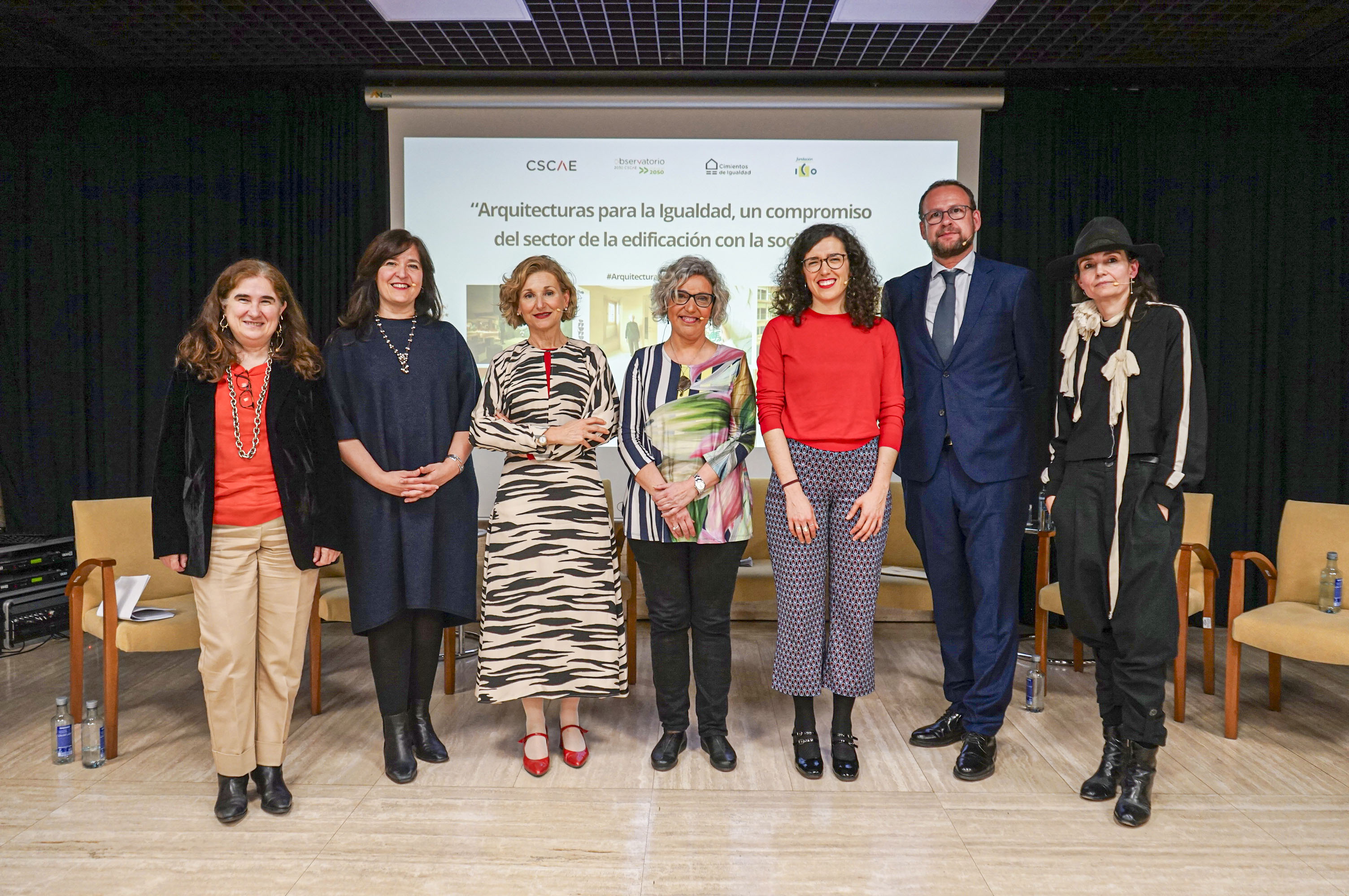 De izquierda a derecha, Inés Sánchez de Madariaga; Esther Soriano; Mª José Peñalver; Carolina Pecharromán; Julia López; José Guillén Parra y Marta Peris.